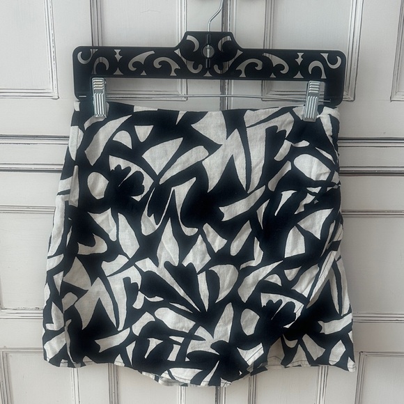 a new day Dresses & Skirts - A New Day Black and White Abstract Mini Skirt/skort